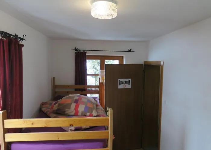 Snowbunnys Backpackers Hostel *