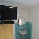 Snowbunnys Backpackers Hostel *